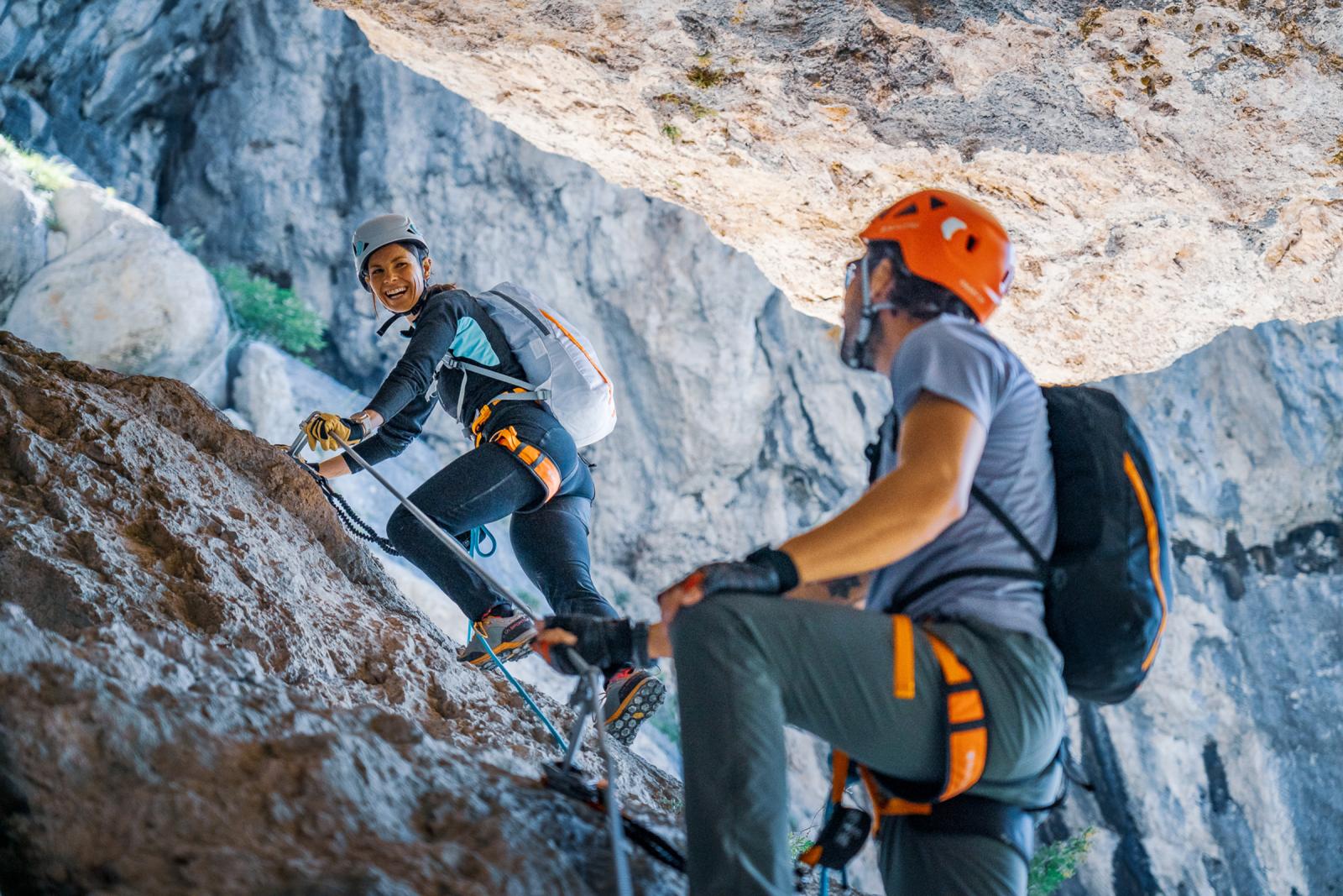 Sicher in die Vertikale - Was bei Klettersteigset, Klettergurt, Helm und Klettersteigschuhen zählt