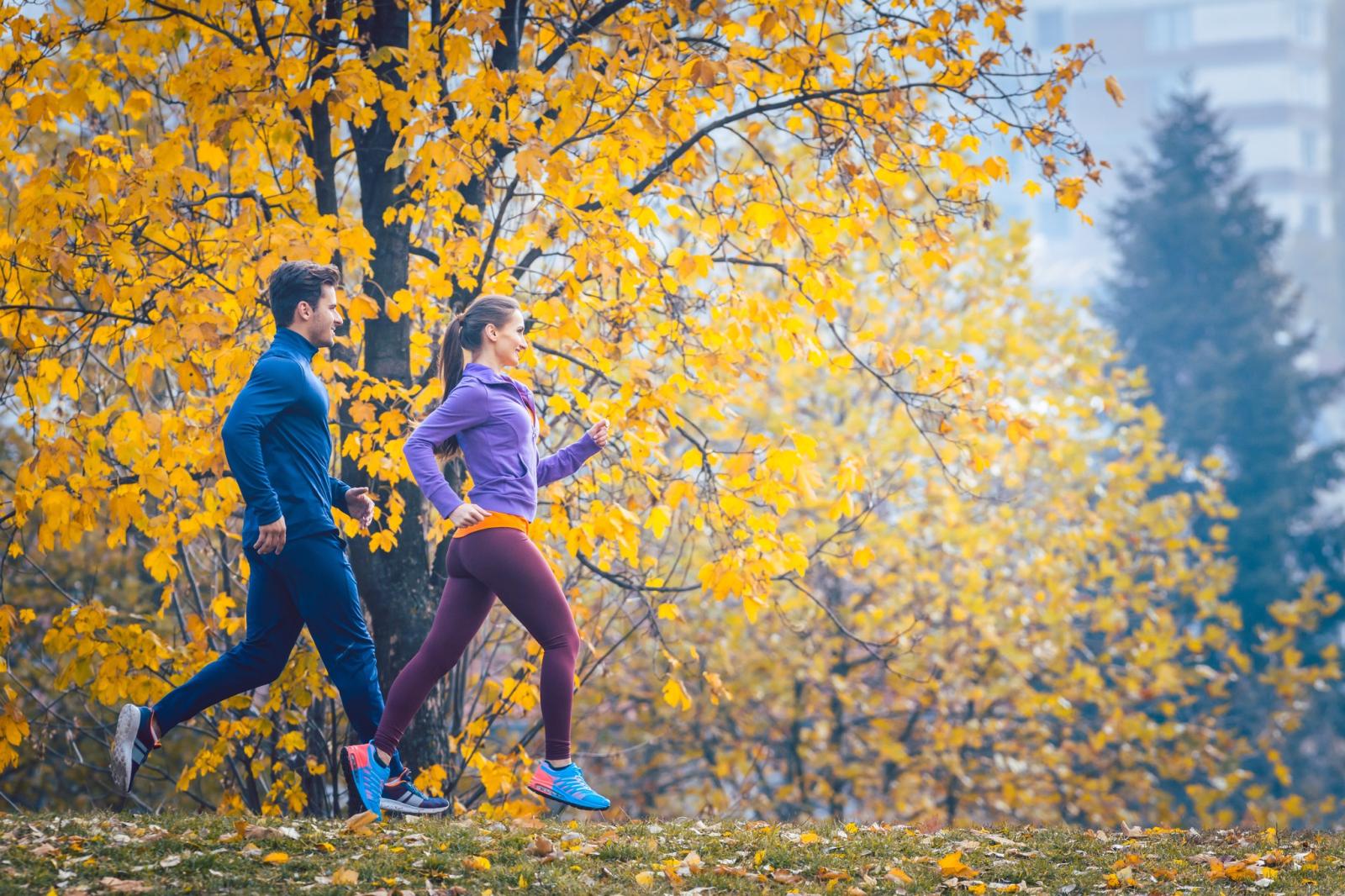 Laufen im Herbst: Wie das Training bei Nässe, Kälte und früher Dunkelheit gelingt