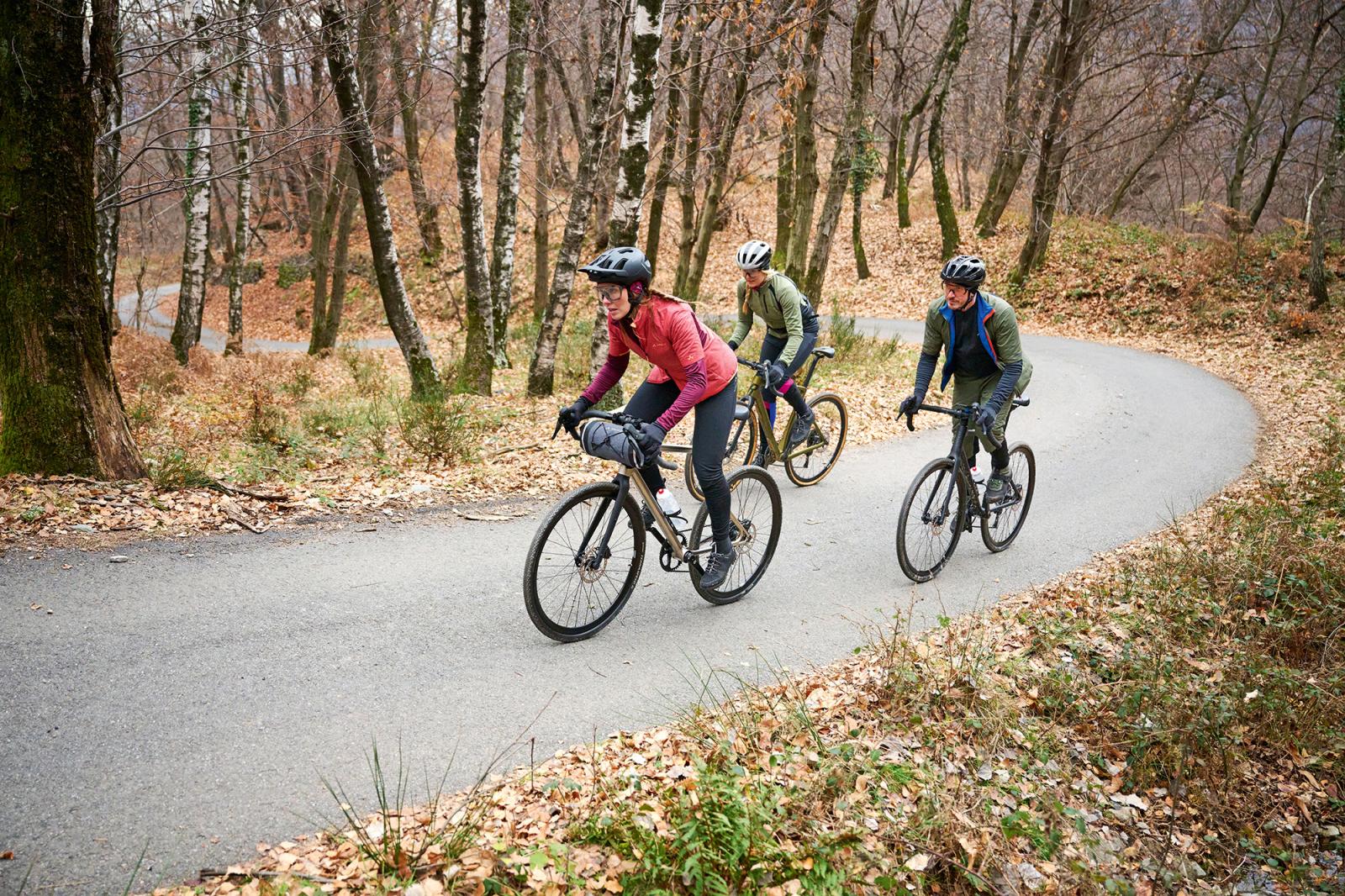 Rauf treten, runter rollen: Bekleidungstipps für Herbst-Biketouren