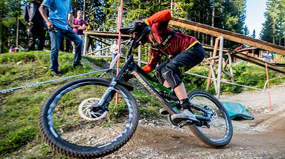 Race the Night: Die Faszination am längsten Downhill-Rennen der Welt / Bild: Moser Lukas Photography