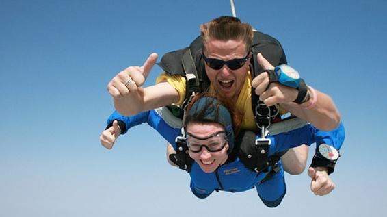 Abenteuer-Sport: Abwechslung mit Extra-Kick / Bild: Flickr Skydiving Morgan Sherwood CC BY 2.0 - Bestimmte Rechte vorbehalten