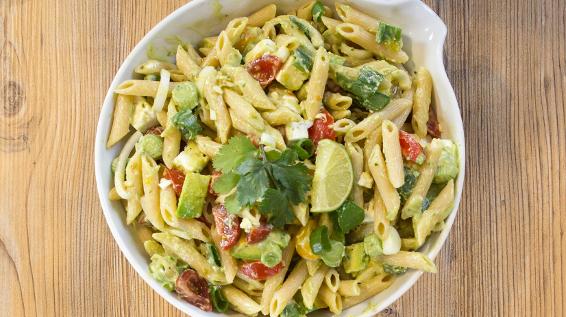 Rezept für einen cremigen Avocado-Nudelsalat