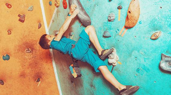 Familiensport Bouldern: Klettern in Absprunghöhe / iStock / Remains Familiensport Bouldern: Klettern in Absprunghöhe / iStock / Remains