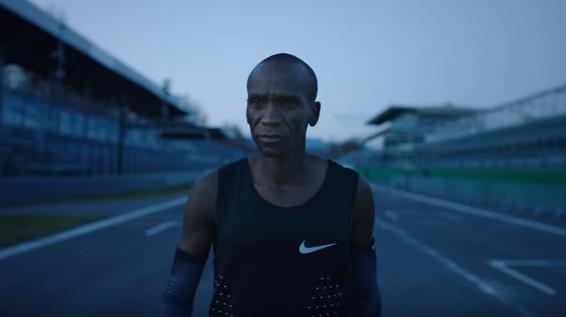 Rekordprojekt gescheitert: Kipchoge verpasst 2-Stunden-Marke im Marathon knapp / Bild: YouTube / laufen.de