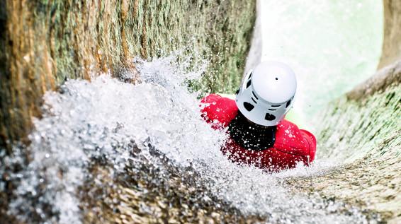Trendsport Canyoning: Ein Mix aus Abenteuer und Ausdauertraining / Bild: iStock / duzimage