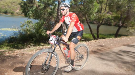 Crocodile Trophy, Etappe 6: Cory Wallace gewinnt sechste Etappe und holt auf / Bild: Regina Stanger Crocodile Trophy, Etappe 6: Cory Wallace gewinnt sechste Etappe und holt auf / Bild: Regina Stanger