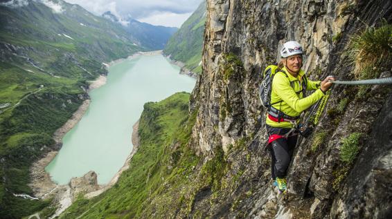 90 years of Dachstein: Ein Jubiläumsevent mit vielen FlyLights / Bild: www.dachsteinschuhe.com / Veranstalter 90 years of Dachstein: Ein Jubiläumsevent mit vielen FlyLights / Bild: www.dachsteinschuhe.com / Veranstalter