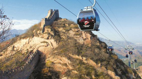 Globale Kabinenparty: Seilbahn entlang der großen Mauer in Badaling, China / Foto: Doppelmayr