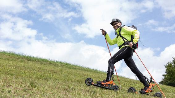 Mann mit Skikes / Bild: Thomas Polzer