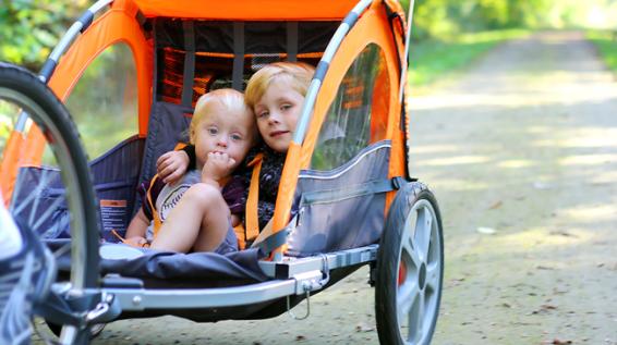 Radeln mit Kids: Was einen guten Kinderfahrradanhänger ausmacht / Bild: iStock / ChristinLola Radeln mit Kids: Was einen guten Kinderfahrradanhänger ausmacht / Bild: iStock / ChristinLola