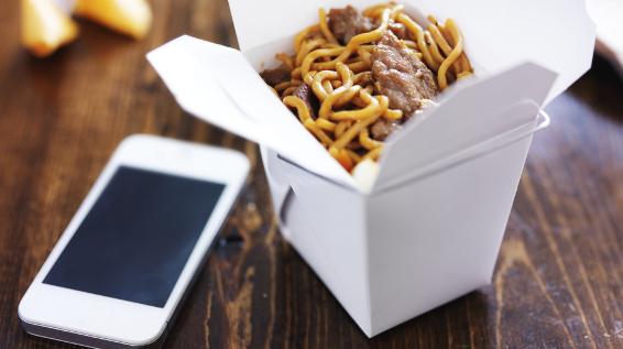 Fett-Falle Bestellservice: So sparst du unnötige Kalorien beim Ordern / Bild: iStock / rez-art Fett-Falle Bestellservice: So sparst du unnötige Kalorien beim Ordern / Bild: iStock / rez-art