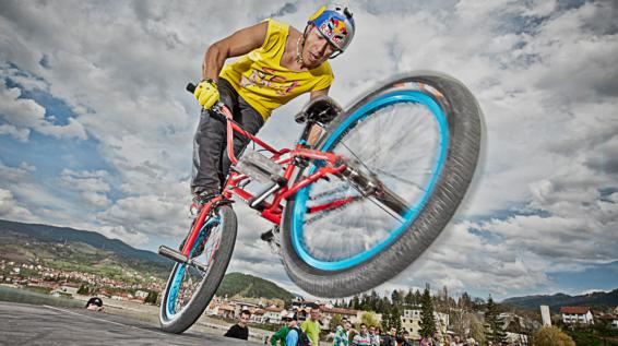 Fit to Perform: Mit BMX-Ass Senad Grosic / Bild: Red Bull