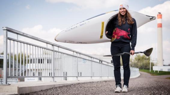 Fit to Perform: Mit Kajak-Ass Viktoria Wolffhardt / Bild: Red Bull