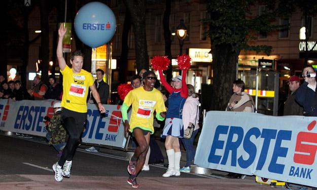 Beim Vienna Nightrun erreichte der Blindenläufer Francis Karanja unter 15.000 Teilnehmern den ausgezeichneten 6. Gesamtrang