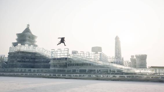 Frostige Action: Freerunner Jason Paul unterwegs in der Stadt aus Eis / Bild: David Robinson / Red Bull Content Pool Frostige Action: Freerunner Jason Paul unterwegs in der Stadt aus Eis / Bild: David Robinson / Red Bull Content Pool