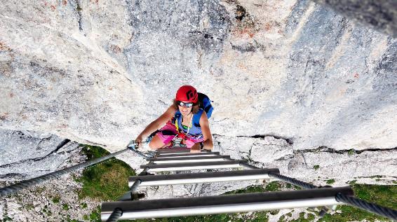 Zwischen bequem und extrem: Das steckt hinter dem Klettersteig-Hype / Bild: Axel Jentzsch-Rabl