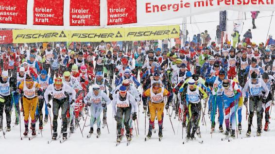 Mit hunderten Gleichgesinnten im Massenstart, wie hier beim Dolomitenlauf: Das sollte jeder Langläufer einmal erlebt haben. / Bild: Veranstalter