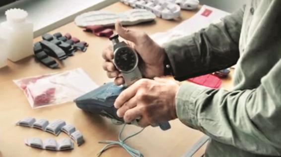 Zerschneiden, tüfteln, testen: So entsteht ein neuer Laufschuh / Bild: On Zerschneiden, tüfteln, testen: So entsteht ein neuer Laufschuh / Bild: On