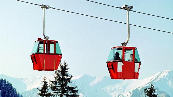 1972 baute Doppelmayr in Mellau im Bregenzerwald diese Einseil­umlaufbahn. Die Türen der Gondeln wurden noch händisch bedient. / Bild: Doppelmayr