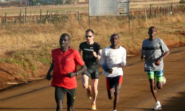 Viktor Röthlin trainiert in Kenia die Athleten für den Linz Marathon 2013
