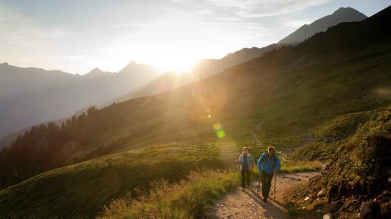 Action am Gipfel: Mayrhofen bewegt Wanderer, Kletterer und Mountainbiker / Bild: Mayrhofner Bergbahnen