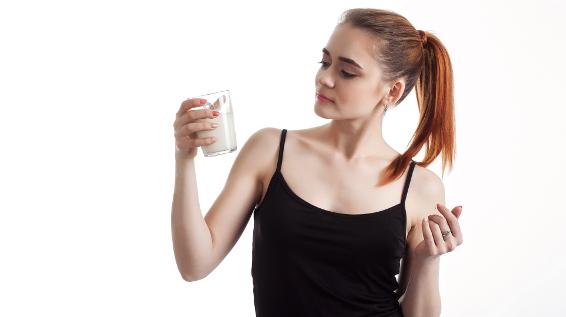 Milch nach dem Sport trinken / Bild: istock / Liyasov Milch nach dem Sport trinken / Bild: istock / Liyasov
