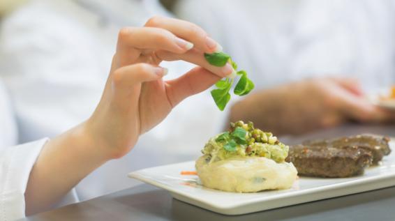 So wird das Mittagessen am Arbeitsplatz zum Hit / Bild: iStock / Wavebreakmedia So wird das Mittagessen am Arbeitsplatz zum Hit / Bild: iStock / Wavebreakmedia