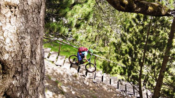 MTB-Rucksack: Die wichtigsten Eigenschaften, Packtechnik und Einstellung / Bild: Deuter / Stefan Neuhauser