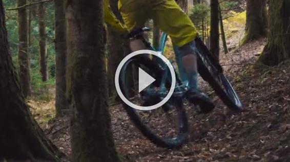 Mountainbiker in Wald von "Ninja" attackiert / Bild: Giromagny Enduro Team / Screenshot Vimeo Mountainbiker in Wald von "Ninja" attackiert / Bild: Giromagny Enduro Team / Screenshot Vimeo