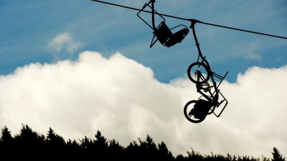 Mittendrin: Mountainbiken als Sessellift-Sport / Bild: iStock / Neyya