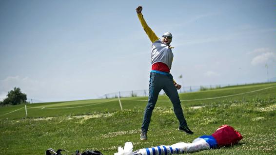 Schweizer Fliegerass Christian Maurer gewinnt die Red Bull X-Alps 2015 / Bild: Sebastian Marko / Red Bull Content Pool