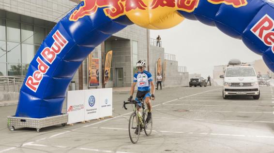 Eduard Fuchs fährt durchs Ziel in Wladiwostok. / Bild: Denis Klero / Red Bull Content Bull