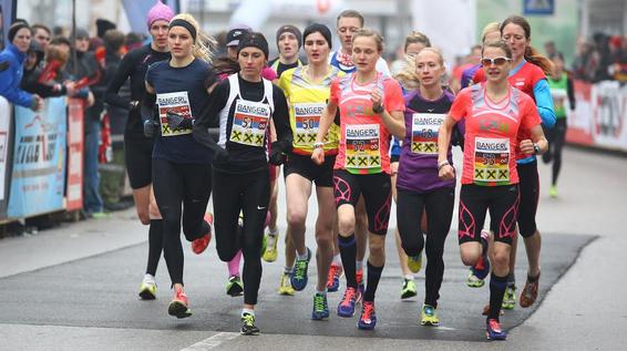 Int. Raiffeisen Silvesterlauf Peuerbach 2014: Die Asse im Rampenlicht, die Masse vereint / Bild: Veranstalter