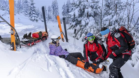 Gut gewappnet: Die richtige Ausrüstung fürs Skifahren / Bild: iStock
