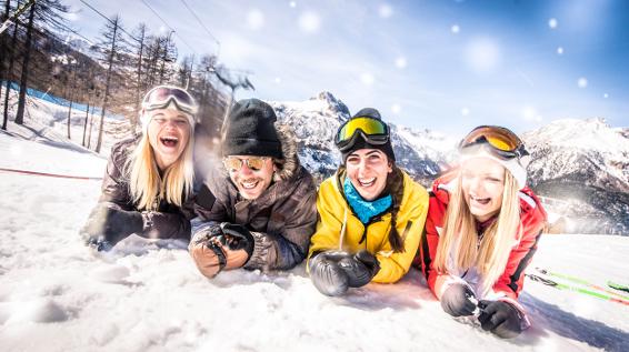 Skiurlaub mit Freunden / Bild: istock / oneinchpunch Skiurlaub mit Freunden / Bild: istock / oneinchpunch
