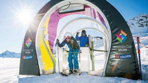 Three, two, one – start! Bei den Skimovie-Strecken herrscht ein Feeling fast wie bei Weltcuprennen. Automatische Kameras verfolgen deinen Lauf und zeichnen ihn auf. / Bild: Adrenalin Cup Sölden / Rudi Wyhlidal Three, two, one – start! Bei den Skimovie-Strecken herrscht ein Feeling fast wie bei Weltcuprennen. Automatische Kameras verfolgen deinen Lauf und zeichnen ihn auf. / Bild: Adrenalin Cup Sölden / Rudi Wyhlidal