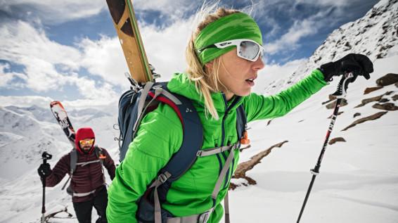 Hybrid ist Trumpf: Ein Ausblick auf die Skitourenmode 2016/17 / Bild: Vaude / Moritz Attenberger
