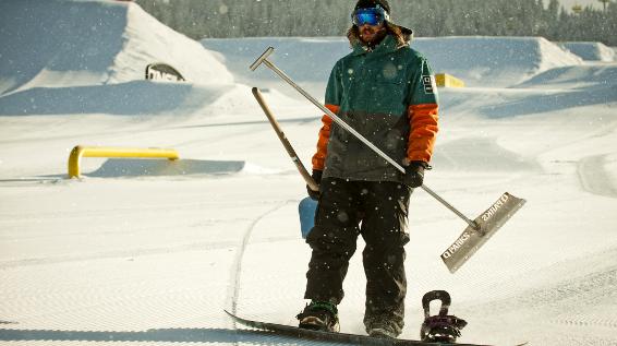 Die Macher der Kicker: So entsteht ein Snowpark / Bild: QParks / Aron Suveg