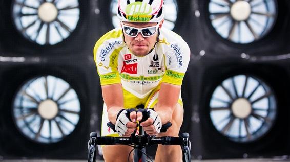 RAAM-Sieger Christoph Strasser testet im Windkanal Spezialized Rennrad Winner Race across America