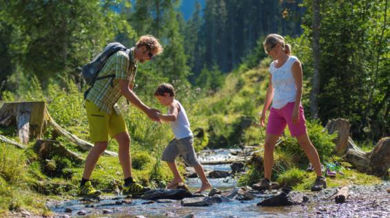 Wandern und Familie: Mit den Augen der Kinder / Bild: Shutterstock Wandern und Familie: Mit den Augen der Kinder / Bild: Shutterstock