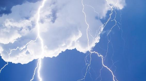 Verhalten bei Gewitter / Bild: Shutterstock Schutz vor Blitzschlag