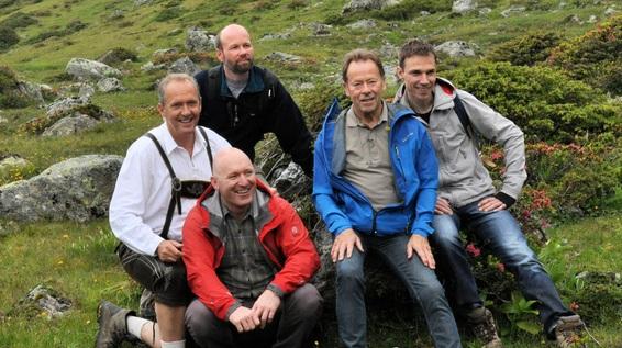 Tauschten die Kochlöffel gegen Wanderschuhe (v.l.): Martin Sieberer, Alfio Ghezzi, Russel Brown, Dieter Müller und Giovani Oosters / Bild: TVB Paznaun - Ischgl