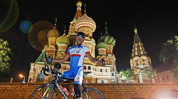 Russia Coast to Coast, Tag 21: Wolfgang Faschings Ehrenrunde auf dem Roten Platz / Bild: Gregor Hartl