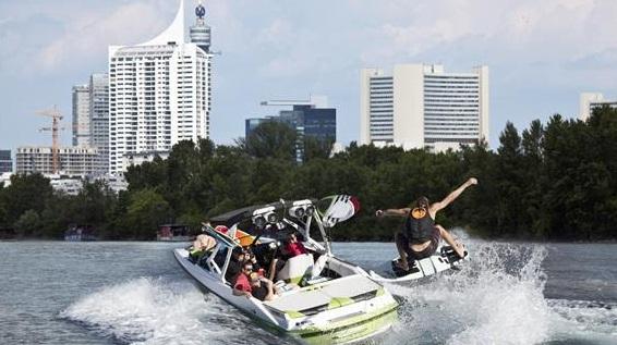Surf in the City: Wakesurfen auf der Donau