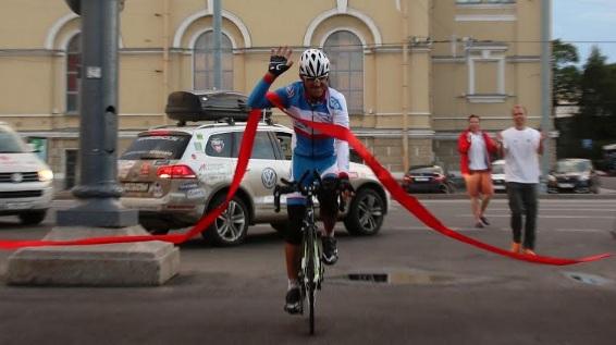 Russia Coast to Coast, Tag 22: Die Vollendung des 10.000ers - Wolfgang Fasching im Ziel / Bild: Gregor Hartl Russia Coast to Coast, Tag 22: Die Vollendung des 10.000ers - Wolfgang Fasching im Ziel / Bild: Gregor Hartl