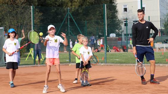 Thiem und Kids / Talente beim Tennis / Bild: Gepa