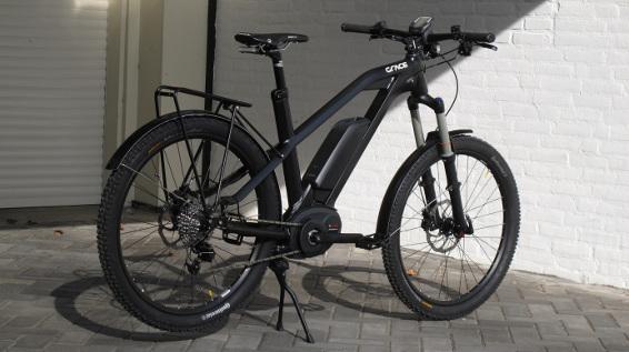 Zwar ist ein E-Mountainbike so teuer, dass es besser nicht VOR sondern IN der Garage abgestellt wird, allerdings wirkt es am allerbesten auf Downhill-Tour im freien Gelände. / Bild: pixabay.com / firebladeguy (CC0 Public Domain)