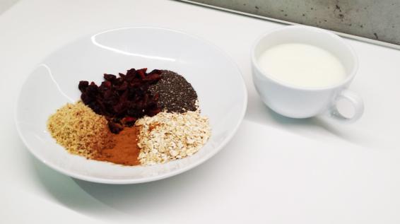Veganes Powerfrühstück für Sportler: Mandelmilch, Chiasamen, Beeren, Haferflocken, Haselnüsse und Zimt / Bild: Christoph Lamprecht