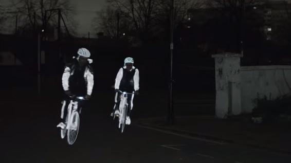 Sicherheit zum Sprühen: Dieses Spray macht Biker sichtbar / Bild: Volvo LifePaint / YouTube