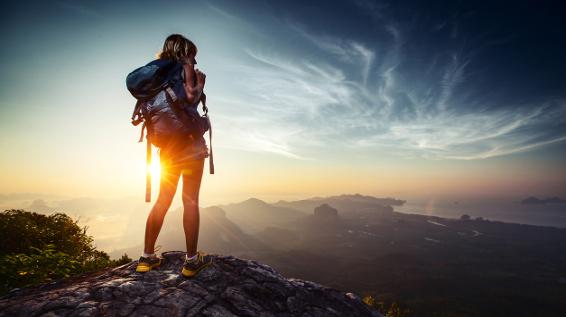 Sonnaufgang Wanderer / Bild: istock / mihtiander Sonnaufgang Wanderer / Bild: istock / mihtiander